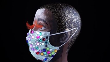 Boyalı Afrikalı Amerikalı kadın, virüslerden ve tozdan korunmak için tıbbi lüks mücevher maske takan mankenlerle karşılaşıyor. Kentsel maske konsepti mikroplardan korunma.
