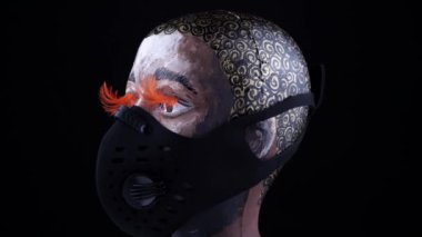 Afro-Amerikan kadın cerrahi veya tıbbi maskeli, kameraya bakıyor ve dönüyor. Coronavirus patojen salgını konsepti. Bakteri ve virüs hastalığı 2019-nCoV koruma ve önleme. 4k.