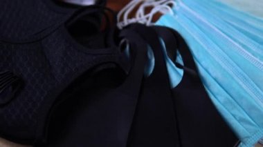 Toz kirliliği ve cerrahi koruyucu yeniden kullanılabilir yüz maskeleri. Giriş konsepti için alışveriş ve yüz maskesi. Moda ve yeni normallik, yasa gereği COVID-19 Coronavirus 'a bağlı ceza kavramına göre zorunlu..