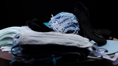 Toz kirliliği ve cerrahi koruyucu yeniden kullanılabilir yüz maskeleri. Alışveriş ve pazarlama maskesi konsepti. Moda ve yeni normallik, yasa gereği COVID-19 Coronavirus 'a bağlı ceza kavramına göre zorunlu..