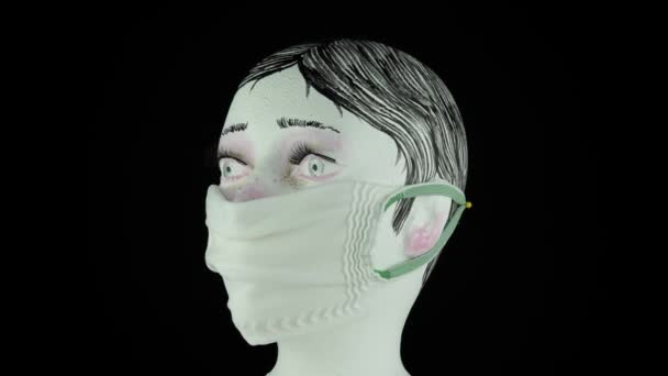 Жінка лялька голова в захисному медичному обертанні маски для обличчя, нова нормальна соціальна концепція, молода жінка, що носить запобігання та захист від коронавірусу вірусу COVID-19 та міського забруднення повітря . — стокове відео