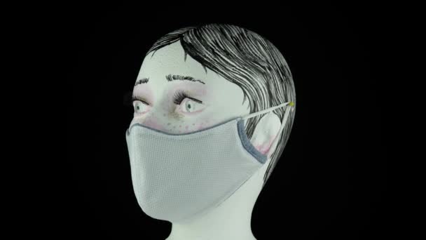 Vrouw etalagepop draagt medisch herbruikbare gezichtsmasker voor bescherming tegen virussen en stof, langzaam roteren. Verplicht masker bij wet en nieuw normaal sociaal afstandconcept als gevolg van Covid 19 pandemie. — Stockvideo