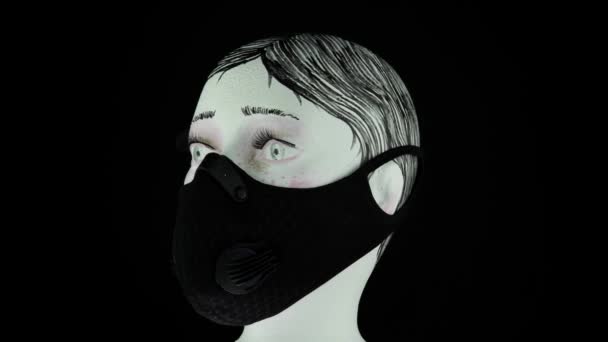 Novel coronavirus COVID-19 novo conceito social normal, Urban commuter mulher cabeça em máscara protetora e médica. Prevenção e quarentena de infecções, gripe poluição atmosférica contaminada . — Vídeo de Stock