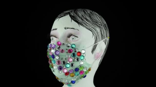 Donna dipinta viso manichino indossando medico alla moda lusso gemma maschera per la protezione da virus e polvere, lentamente rotante. Concetto di maschera urbana prevenzione da batteri trasportati dall'aria, germi. — Video Stock