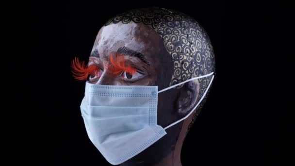 Tête de poupée femme noire dans la rotation du masque médical de protection, Nouveau concept social normal, jeune femme portant la prévention et la protection contre le virus du coronavirus COVID-19 et la pollution atmosphérique urbaine. — Video