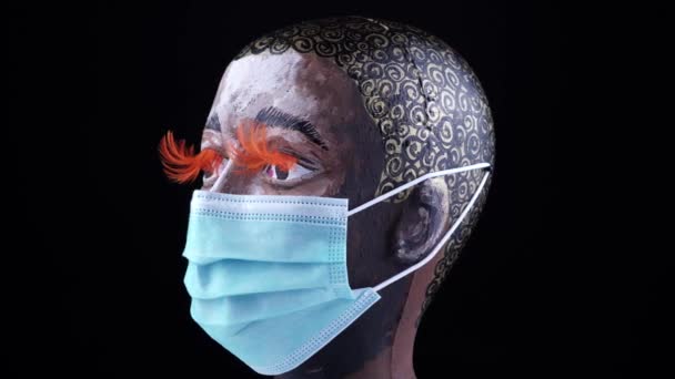 Nouveau coronavirus COVID-19 nouveau concept social normal, tête de femme banlieue urbaine en masque protecteur et médical. Prévention et quarantaine contre les infections, pollution atmosphérique contaminée par la grippe. — Video