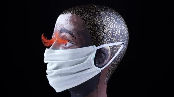 Tête de poupée femme noire dans la rotation du masque médical de protection, Nouveau concept social normal, jeune femme portant la prévention et la protection contre le virus du coronavirus COVID-19 et la pollution atmosphérique urbaine. — Video