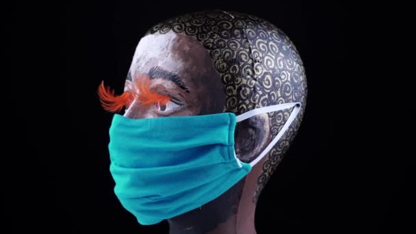 Νέα coronavirus COVID-19 νέα κανονική κοινωνική έννοια, Urban commuter γυναίκα κεφάλι σε προστατευτική και ιατρική μάσκα προσώπου. Πρόληψη και καραντίνα από λοιμώξεις, μόλυνση του αέρα από γρίπη. — Αρχείο Βίντεο