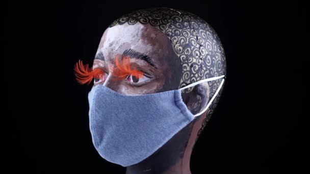 ウイルスやほこりから保護するための医療再利用可能なフェイスマスクを身に着けている黒の女性マネキンは、ゆっくりと回転する。Covid 19パンデミックによる法と新しい社会的距離概念による必須マスク. — ストック動画