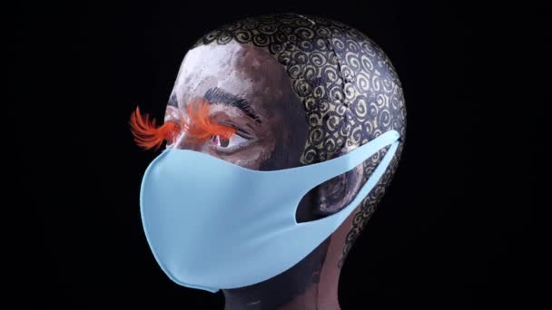 Manequim de mulher negra vestindo máscara facial reutilizável médica para proteção contra vírus e poeira, girando lentamente. Máscara obrigatória por lei e novo conceito de distanciamento social normal devido à pandemia de Covid 19 . — Vídeo de Stock