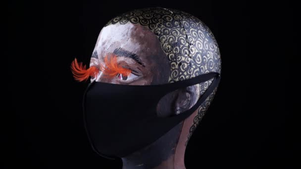 Mulher afro-americana cabeça em máscara cirúrgica ou médica, girando e olhando para a câmera. Conceito de surto de patógeno por coronavírus. Proteção e prevenção de bactérias e vírus 2019-nCoV. 4k . — Vídeo de Stock
