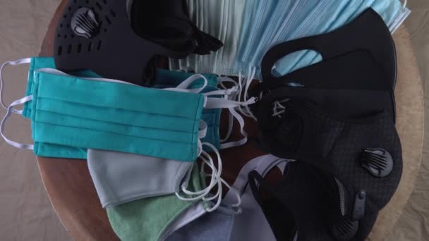 Неодноразові та миючі медичні та пилові маски для обличчя, індивідуальне захисне обладнання PPE для повторного використання за рахунок ціноутворення. Ковід-19 пандемія коронавірусу. Дезінфекція та стерилізація. Новий звичайний . — стокове відео