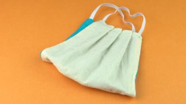 Virüsten korunmak için yeniden kullanılabilir toz maskesinin hızlı dönüşü ve banliyö sakinleri için kirlilik. PPE kişisel koruma ekipmanları küresel salgın nedeniyle zorunlu Covid 19 koronavirüs, kirlilik.
