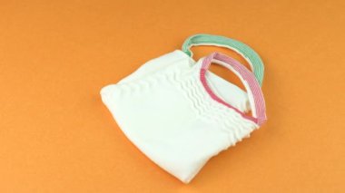 Virüsten korunmak için yeniden kullanılabilir toz maskesinin hızlı dönüşü ve banliyö sakinleri için kirlilik. PPE kişisel koruma ekipmanları küresel salgın nedeniyle zorunlu Covid 19 koronavirüs, kirlilik.