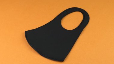 Tıbbi olmayan koruyucu maske değişimi, turuncu arka planda Yeni Normal sosyal konsept. Koronavirüs COVID-19 virüsü ve kentsel hava kirliliğinden korunmak ve korunmak.