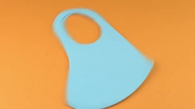 Tek kullanımlık çeşitli tıbbi malzemelerin hızlı bir rotasyonu, virüsten korunmak için toz maskeleri ve banliyö sakinleri için kirlilik. Küresel salgın nedeniyle PPE kişisel koruyucu ekipman Covid 19 koronavirüs, kirlilik.