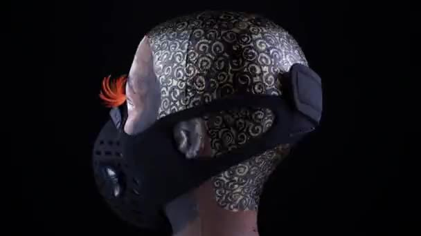 Жінка-манекен показує різні медичні маски для захисту від вірусів і пилу, які обертаються. Обов'язкова маска за законом і концепція нової нормальної соціальної дистанції завдяки пандемії Ковида 19. — стокове відео