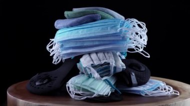 Tek kullanımlık ve tekrar kullanılabilir tıbbi ve toz maskeleri virüse ve kirliliğe karşı korunmak için istiflenir. Tıbbi maske, PPE küresel Covid 19 Coronavirüs salgını için kişisel koruyucu ekipman.