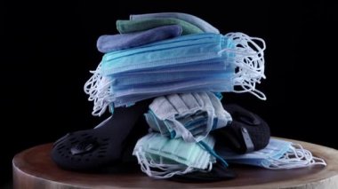 Toz kirliliği ve cerrahi koruyucu yeniden kullanılabilir yüz maskeleri. Giriş konsepti için alışveriş ve yüz maskesi. Moda ve yeni normallik, yasa gereği COVID-19 Coronavirus 'a bağlı ceza kavramına göre zorunlu..