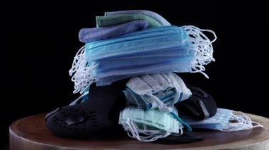 Pandemik hava hastalıklarında korunmak için çok sayıda solunum yolu maskesi ve kovid-19 koronavirüs gösteriliyor. Gezginler için cerrahi ve toz kirliliği koruyucu maskeler. Yeni normal.