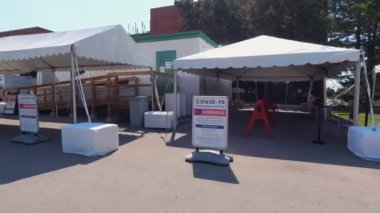 TORONTO, ON, CANADA Ağustos 2020 Covid-19 Kentin hastanesi yakınlarındaki neredeyse boş bir otopark ve tarama çadırı tabelası. Salgın nedeniyle Coronavirus test sahasında çizgi yok.