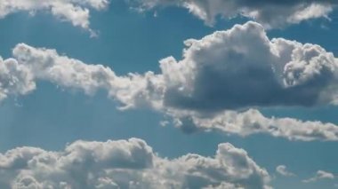 Hareketler zaman atlamalı bulutlar. Gökyüzünde beyaz mavi bulutlar. Sonbahar atmosfer titreşimleri b-roll. Doğal bulutların yağışlı bulutlu zaman çizelgesi. Tanrı 'nın yaratılışı ve dini Hristiyanların tapınma kavramı.
