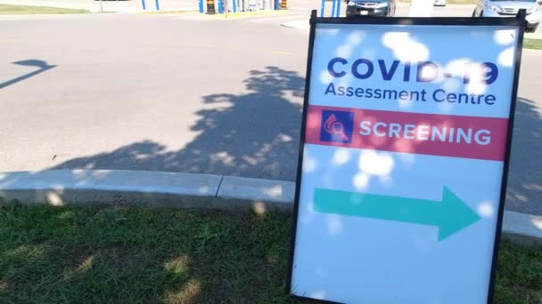 TORONTO, ON, CANADA Αύγουστος, 2020 Covid-19 Κέντρο Αξιολόγησης Προβολή Parking and Screening Πινακίδα Σκηνή κοντά στο νοσοκομείο της πόλης. Τεστ για τον ιό του κερατοειδούς σε εργαζόμενους λόγω πανδημίας. Έλεγχος δεύτερου κύματος. — Αρχείο Βίντεο