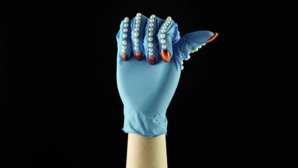 Kobiecy nadgarstek i symbol ok. Oddaj niebieską medyczną rękawicę PPE. Kobieca dłoń w jednorazowej chirurgicznej rękawicy ochronnej. Koncepcja dobra i zła podczas pandemii koronawirusowej COVID 19. — Wideo stockowe