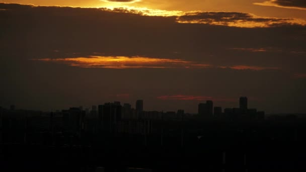 Timelapse da paisagem urbana de Toronto, Canadá em noite extremamente quente. Alerta de calor. Céu de pôr do sol vermelho escuro com nuvens vermelhas lapso de tempo. Vista dramática de uma nova noite de queimadura na América do Norte. — Vídeo de Stock