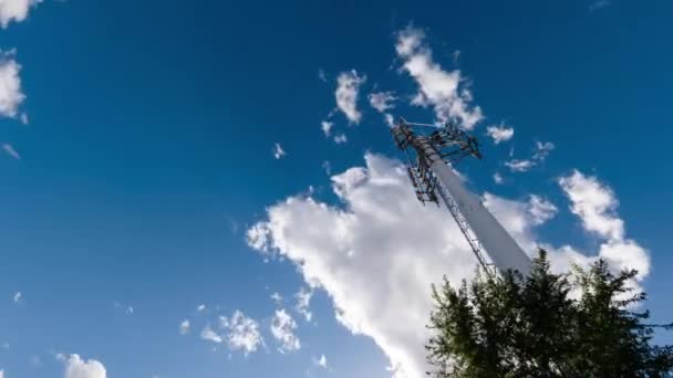 Ασύρματη κεραία κινητής τηλεφωνίας, 3G, 4G, 5G. Time Lapse της κεραίας πάνω από γρήγορα κινείται συννεφιασμένο μπλε ουρανό το καλοκαίρι. Κυτταρικός πύργος GSM με πομπό. Δίκτυο σταθμών βάσης τηλεπικοινωνιών. — Αρχείο Βίντεο