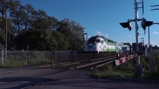 TORONTO, ON, CANADA September 2020: GO trein reist in het centrum van Toronto op zonnige avond dag. GO Transit is een regionaal openbaar vervoerssysteem in Ontario, Canada.. — Stockvideo