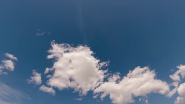 Rörelser tid förfaller moln. Vita blå moln på himlen. Höststämning vibbar b-roll. Regniga molnigt landskap timelapse av naturliga moln. Gud skapelse och religiös kristen dyrkan bakgrund koncept. — Stockvideo