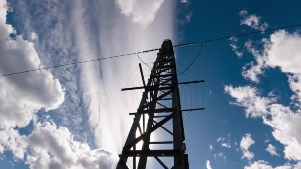 工业绿色能源电网发射机的时差与蓝色云彩的轮廓。高电压电力线的落日背景. — 图库视频影像