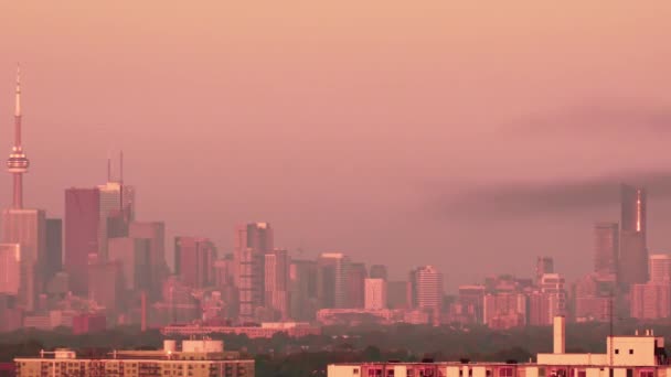 Timelapse da paisagem urbana de Toronto, Canadá, em uma manhã extremamente quente. Alerta de calor. Céu vermelho escuro do nascer do sol sem nuvens lapso de tempo. Vista dramática de um novo dia de queimadura na América do Norte. — Vídeo de Stock