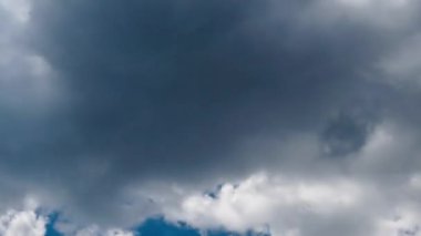 Destansı zaman çizelgesi, bulutlu güzel mavi gökyüzü. Bulutlu hava, güneş ve ışınlarla gün batımının doğası. Şiddetli güneşli bulutlu hava. Tropik fırtına güneşi zaman aşımına uğradı. Beyaz mavi arkaplan.