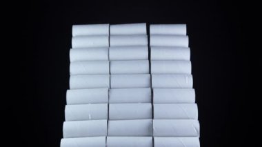 Boş tuvalet kağıdı ruloları bozulur ve ezilir, ishal konsepti, kabızlık, alıngan bağırsak, mide ağrısı. Mide iltihabı, karın ağrısı, periyot ağrısı, karın ağrısı, regl ağrısı..