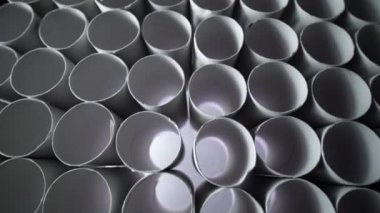 Boş tuvalet kağıdı ruloları ve temel ihtiyaçlar Covid 19 Coronavirus salgınında tecrit altında tutuluyor. Anksiyetenin dışa vurumu, depresyon, son haftalarda izolasyon için stok yapmak..