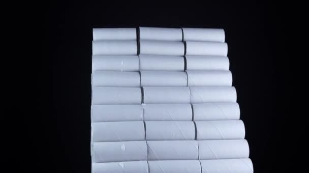 Rollos de papel higiénico vacíos sobre fondo negro. Pirámide de artículos de higiene, vacía los artículos de tocador agotados durante el bloqueo epidémico del coronavirus Covid-19. Existencias vacías en cuarentena y autoaislamiento. — Vídeo de stock