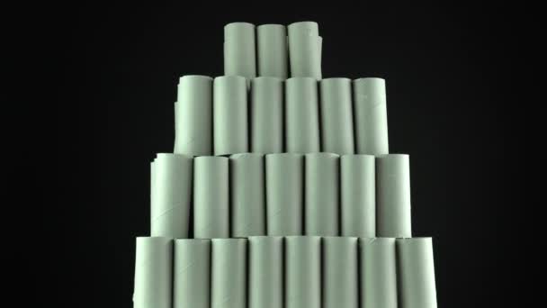Leere Toilettenpapierrollen auf schwarzem Hintergrund. Pyramide von Hygieneartikeln, Leergut Toilettenartikel erschöpft während Covid-19 Coronavirus Epidemie Lockdown. Leere Lager in Quarantäne und Selbstisolierung. — Stockvideo