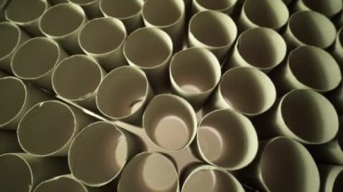 Siyah arka planda boş tuvalet kağıdı ruloları. Hijyen malzemeleri piramidi, Covid-19 koronavirüs salgını sırasında tükenmiş tuvalet eşyaları. Karantina ve kendini izole etme alanındaki boş stoklar.