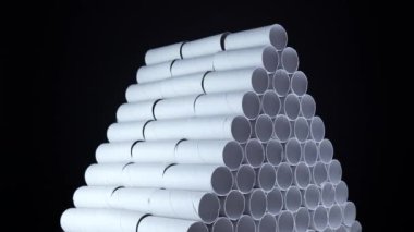 Kendini tecrit ve Covid 19 koronavirüs salgınında boş tuvalet kağıdı ruloları. Covid-19 'un ikinci dalgasında anksiyete, depresyon ve sefaletin dışa vurumu. 2019-ncov karantinası.