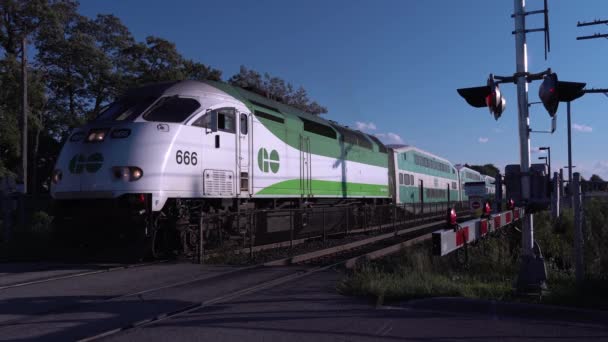 Toronto, Ontario, Canada. September 2020: GO trein reist in het centrum van Toronto op zonnige avond dag. GO Transit is een regionaal openbaar vervoerssysteem in Ontario, Canada.. — Stockvideo