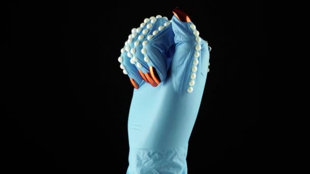 Жінка рука на чорному тлі в синій медичній прикрашеній рукавичці PPE в кулаці. Концепція протесту, дівоча влада, соціальна та расова несправедливість . — стокове відео