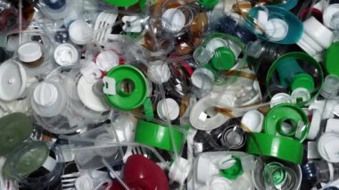 Tek kullanımlık plastik çöp. Geri dönüşümsüz plastik atıkla çöp sahalarının aşırı kirlenmesine dikkat çekmek. Masanın üzerinde biyolojik olarak çözünemeyen zehirli bir çöp var. Çevre sorunları.