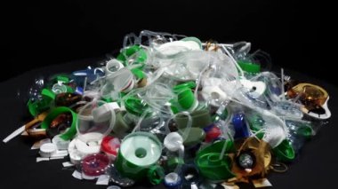 Tek kullanımlık plastik çöp. Geri dönüşümsüz plastik atıkla çöp sahalarının aşırı kirlenmesine dikkat çekmek. Masanın üzerinde biyolojik olarak çözünemeyen zehirli bir çöp var. Çevre sorunları.