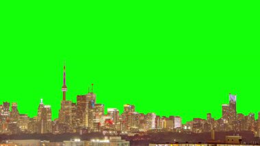 Toronto şehir merkezinin ticari alanı gece binaları ve özel efektler için yeşil ekran arka planında neon ışıkları var. Geceleri yeşil ekranlı modern şehrin gökdelenleri. Ontario Kanada.