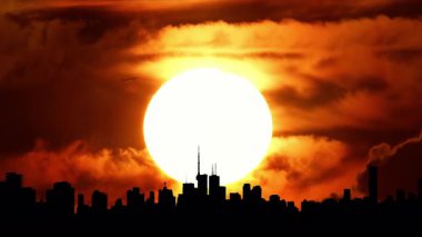 Şehir silueti, sıcak sinematik güneş batımı, şehir merkezi, büyük güneş batımı ışığı olan şehir merkezi. Sanatsal efektler parlayan hava sisi. Destansı sıcak yaz gökyüzü yağmurdan sonra. Isı dalgası uyarısı.