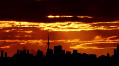 Mimari binalar ve şehir panoraması yaz sıcağında gün batımının canlı arkaplanı. Alacakaranlıkta şehir merkezinde Amerikan şehir manzarası. Güneş, sanatsal kolaj seti. Özel efekt bulanıklığı.