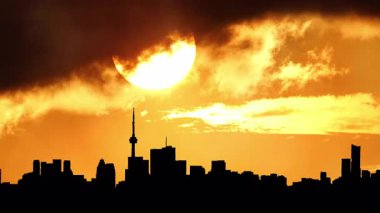 Kuzey Amerika silueti silueti gün batımı zamanı. Şehir kuleleri ve şehir manzarası, güneş batarken renkli sıcak bulutlarla doluyor. Amerikan şehir merkezindeki sanat kolajının üzerine güneş battı. Sis 'in özel efektleri.