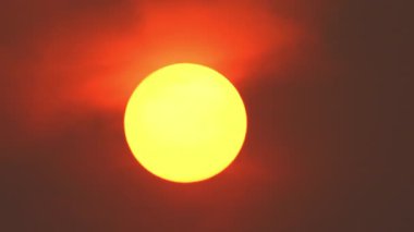 Tanrı 'nın Yaratılış Günbatımı kavramı. Destansı güneş batımlı İncil Yaradılış Kitabı. Din, Hristiyan Tanrı kavramı sonsuz güç ışık, yaşam ve evrenin yaratılmasıyla.